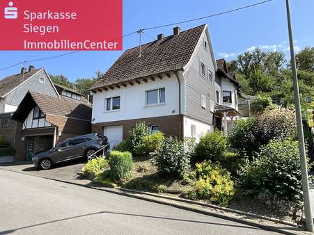 Anbau im Hintergrund - Zweifamilienhaus in 57080 Siegen mit 215m² kaufen