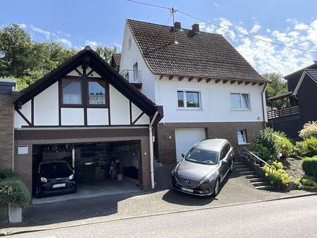 Drei Garagen.... - Zweifamilienhaus in 57080 Siegen mit 215m² kaufen