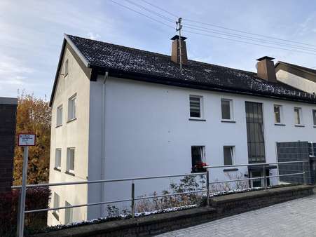 Ansicht von der Strasse - Erdgeschosswohnung in 57076 Siegen mit 74m² kaufen