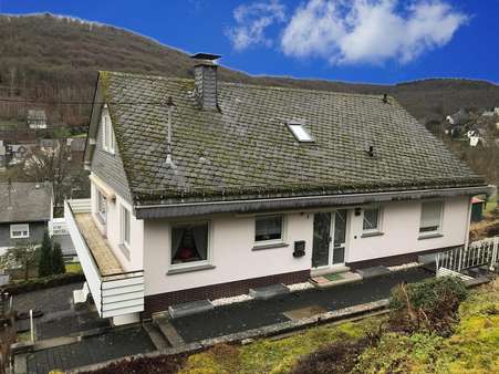 Blick von der Straße - Einfamilienhaus in 57080 Siegen mit 188m² günstig kaufen
