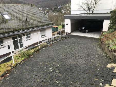 Zufahrt / Doppelgarage - Einfamilienhaus in 57080 Siegen mit 188m² günstig kaufen