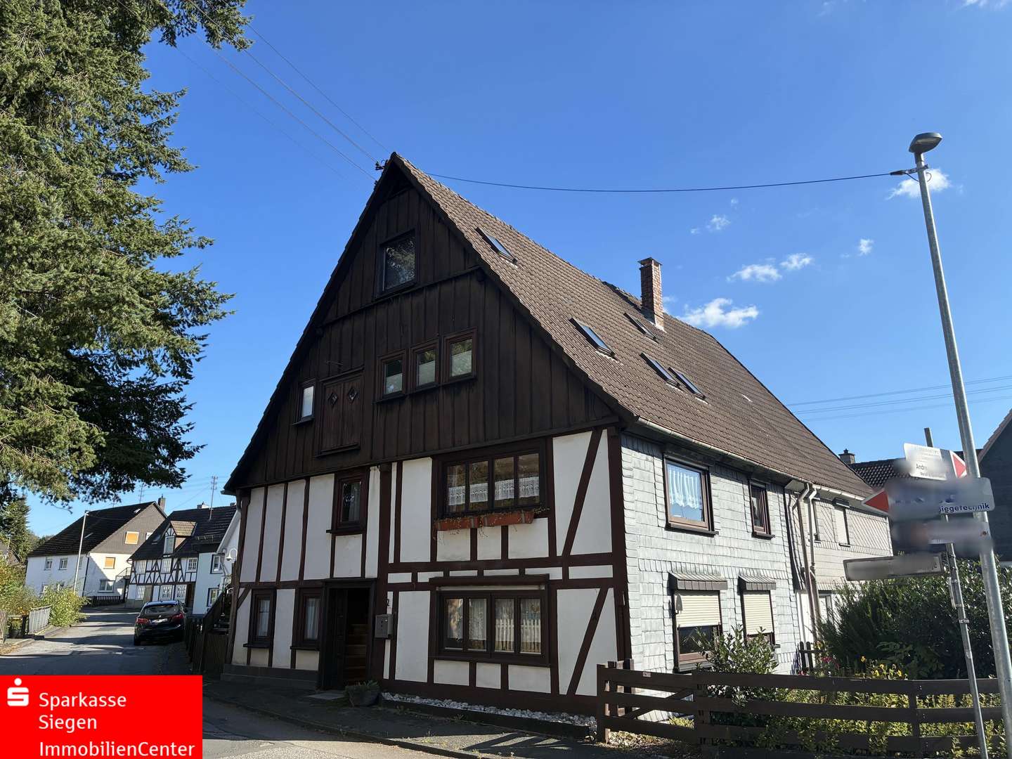 Seitenansicht Seitenansicht - Zweifamilienhaus in 57223 Kreuztal mit 205m² kaufen