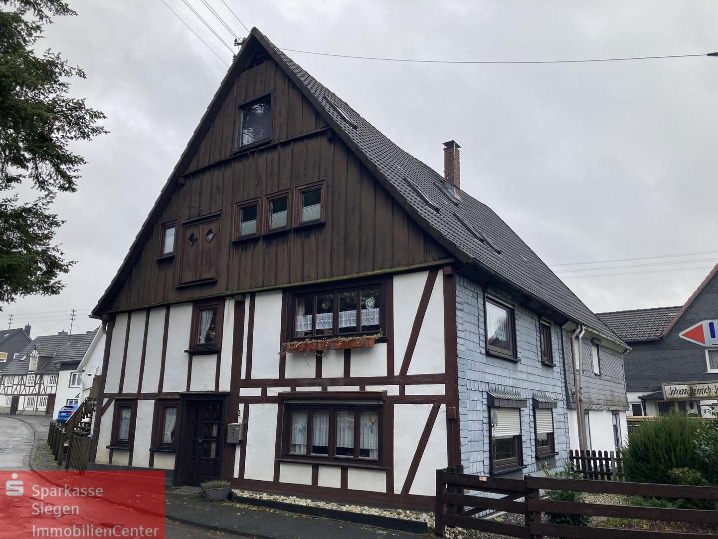 Straßenansicht - Zweifamilienhaus in 57223 Kreuztal mit 205m² kaufen
