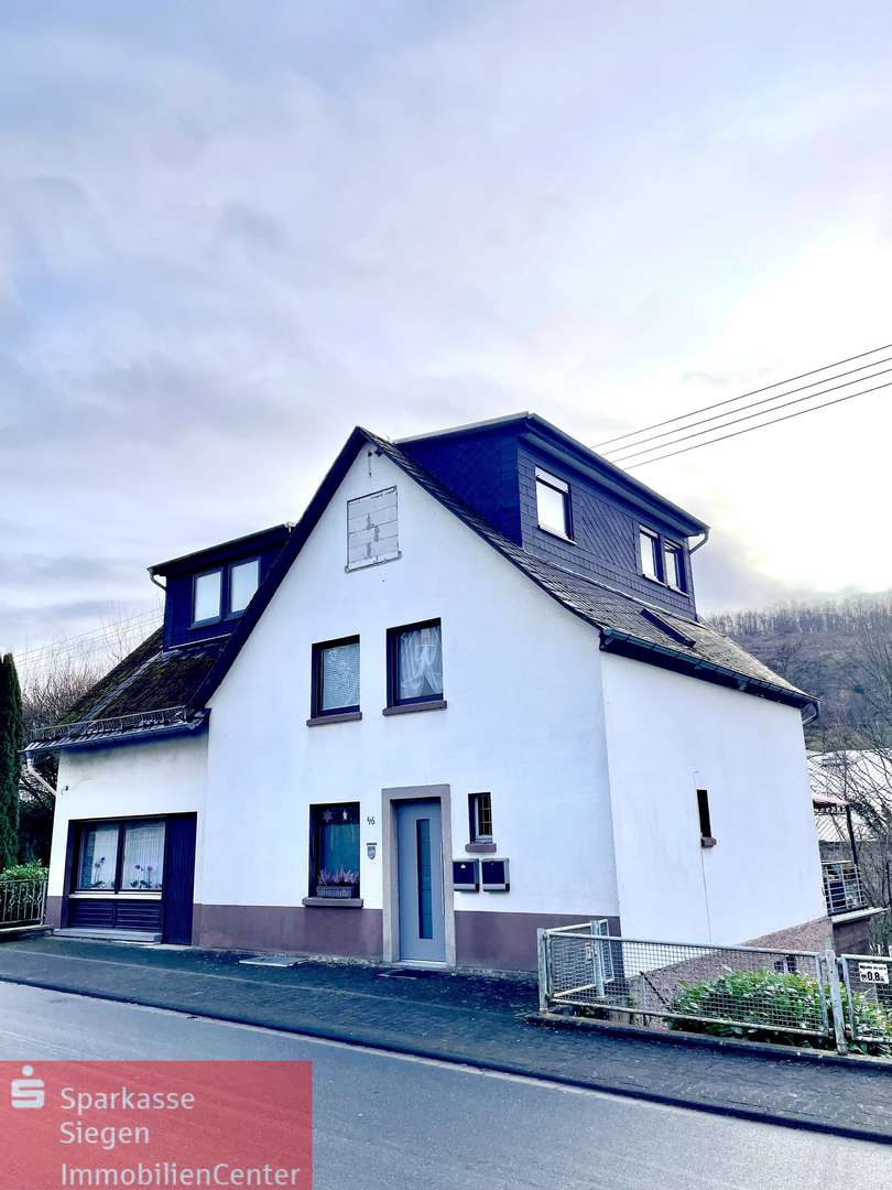 Sicht von der Straße - Zweifamilienhaus in 57250 Netphen mit 190m² kaufen