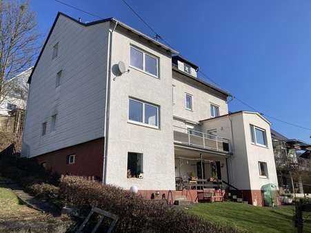 Seitliche Ansicht vom Garten - Zweifamilienhaus in 57072 Siegen mit 199m² kaufen