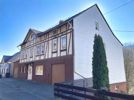 Seitliche Straßenansicht - Zweifamilienhaus in 57072 Siegen mit 199m² kaufen
