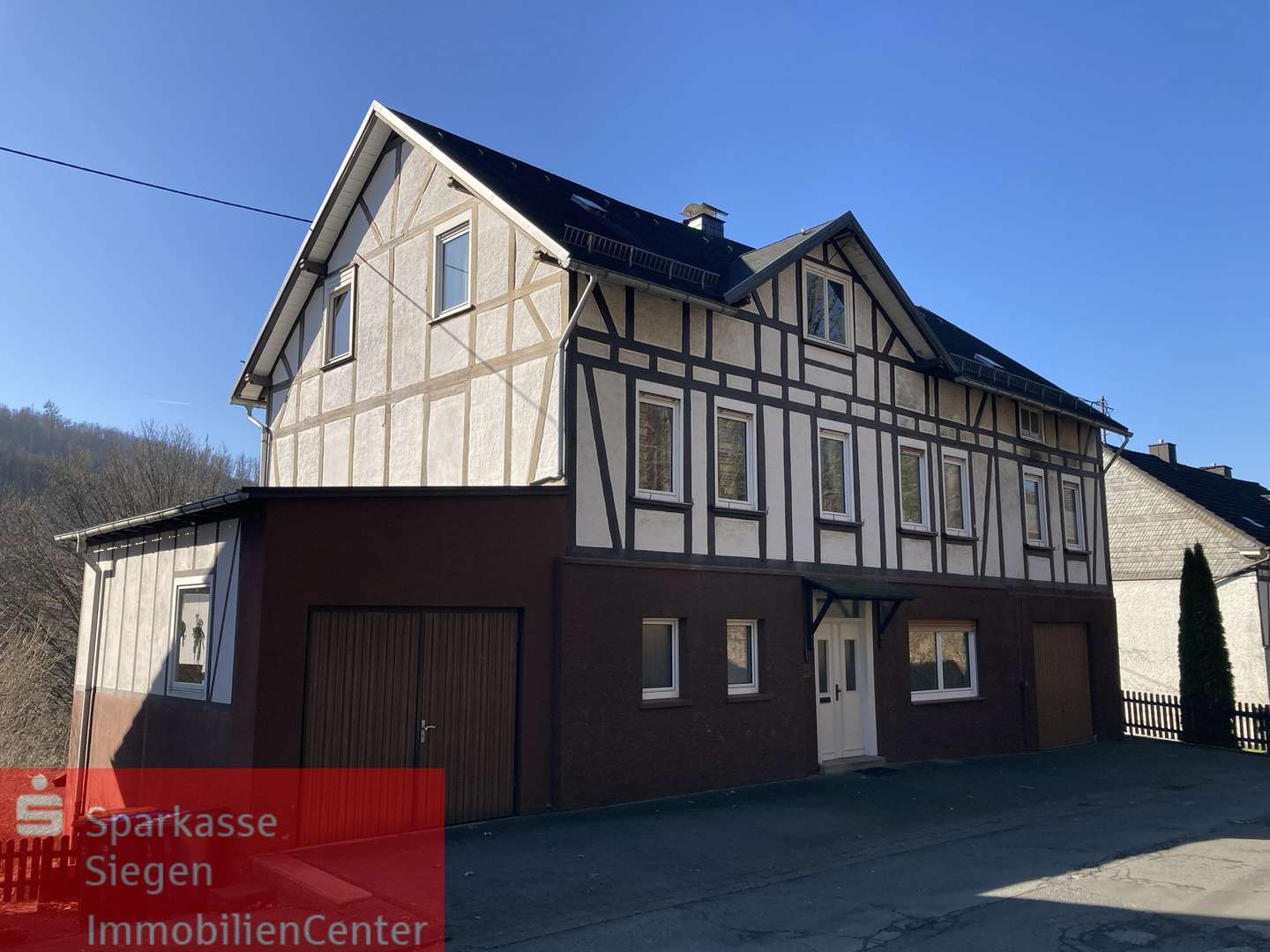Straßenansicht - Zweifamilienhaus in 57072 Siegen mit 199m² kaufen
