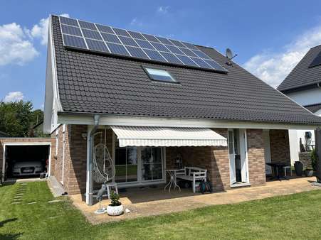 Rückansicht aus dem Grundstück - Zweifamilienhaus in 57223 Kreuztal mit 196m² kaufen