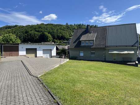 Blick aus der Einfahrt - Zweifamilienhaus in 57299 Burbach mit 205m² kaufen
