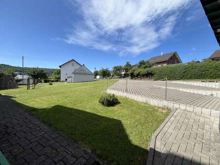 Blick über die Einfahrt - Zweifamilienhaus in 57299 Burbach mit 205m² kaufen