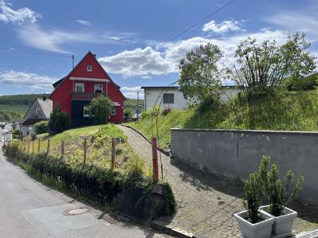 Gehweg zum Haus - Zweifamilienhaus in 57299 Burbach mit 205m² kaufen