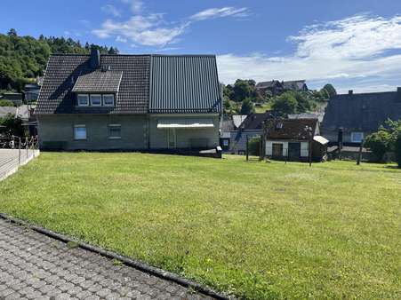Rückansicht aus dem vorderen Grundstück - Zweifamilienhaus in 57299 Burbach mit 205m² kaufen