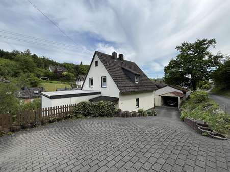 Zufahrt zum Haus mit Garage - Einfamilienhaus in 57290 Neunkirchen mit 150m² kaufen
