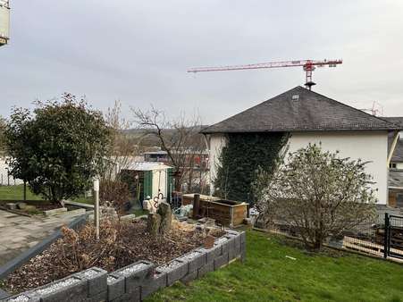 Blick in den Garten - Zweifamilienhaus in 57290 Neunkirchen mit 208m² kaufen