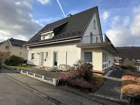 Straßenansicht mit Balkon - Maisonette-Wohnung in 57290 Neunkirchen mit 124m² kaufen