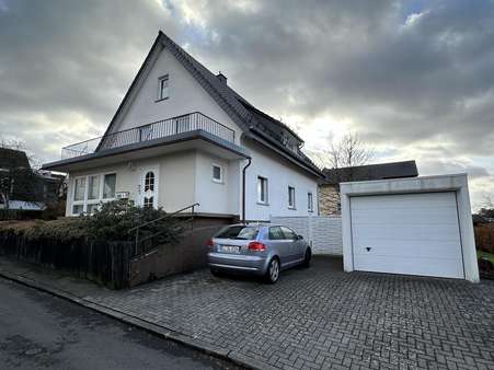 Straßenansicht mit Eingang zur zweiten Wohnung - Maisonette-Wohnung in 57290 Neunkirchen mit 124m² kaufen