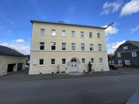 Eingangsfront und separate Garagen - Büro in 57299 Burbach mit 135m² günstig mieten