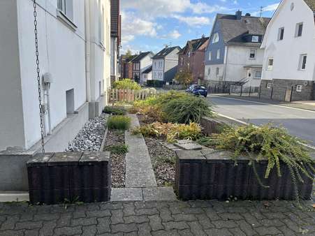 Vorgarten Vorgarten - Doppelhaushälfte in 57078 Siegen mit 162m² kaufen