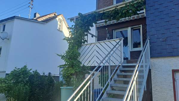Zugang vom Grundstück zur Terrasse - Einfamilienhaus in 57290 Neunkirchen mit 169m² kaufen