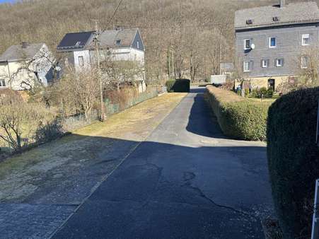 Zufahrt von der Straße - Zweifamilienhaus in 57290 Neunkirchen mit 238m² kaufen