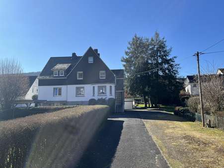 Zufahrt zum Haus - Zweifamilienhaus in 57290 Neunkirchen mit 238m² kaufen