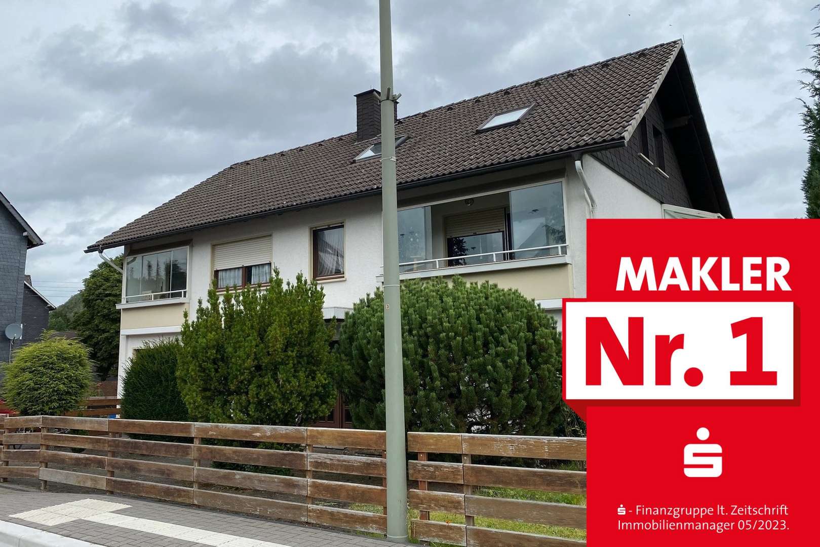 Straßenansicht - Zweifamilienhaus in 57334 Bad Laasphe mit 241m² kaufen