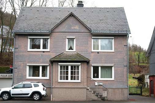 Straßenansicht - Einfamilienhaus in 57334 Bad Laasphe mit 120m² kaufen