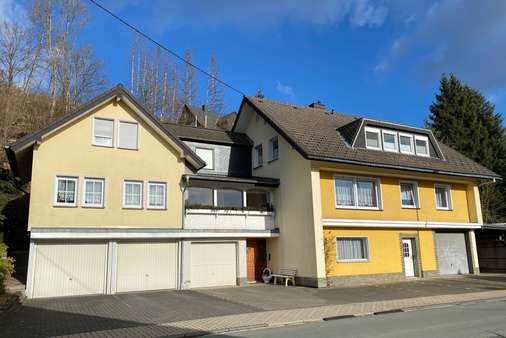 Straßenansicht - Mehrfamilienhaus in 57319 Bad Berleburg mit 242m² kaufen