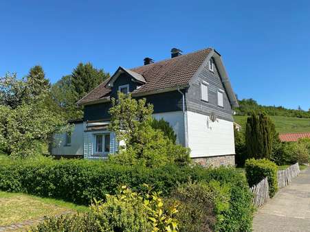 Straßenansicht Straßenansicht - Einfamilienhaus in 57334 Bad Laasphe, Rückershausen mit 130m² kaufen