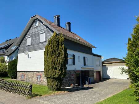 Straßenansicht mit Garage im Haus und Nebengebäude Straßenansicht mit Garage im Haus und Nebengebäude - Einfamilienhaus in 57334 Bad Laasphe, Rückershausen mit 130m² kaufen