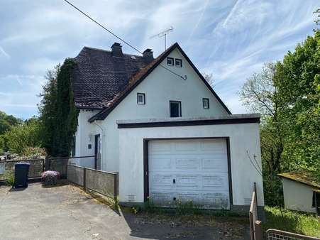Seitenansicht mit Garage Seitenansicht mit Garage - Einfamilienhaus in 57319 Bad Berleburg mit 160m² kaufen