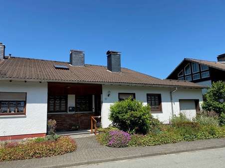 Straßenansicht Straßenansicht - Doppelhaushälfte in 57319 Bad Berleburg mit 125m² kaufen
