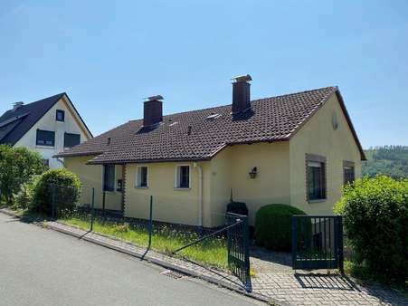 Straßenansicht Straßenansicht - Einfamilienhaus in 57334 Bad Laasphe mit 97m² kaufen