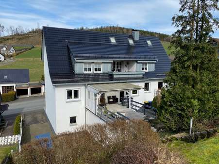 Ansicht aus dem Garten - Zweifamilienhaus in 57319 Bad Berleburg mit 232m² kaufen