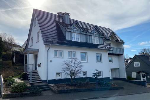 Straßenansicht - Zweifamilienhaus in 57319 Bad Berleburg mit 232m² kaufen