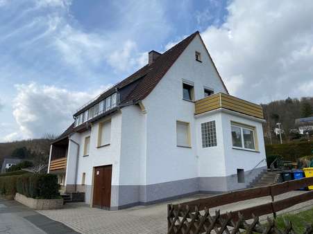 Straßenansicht - Zweifamilienhaus in 57334 Bad Laasphe mit 190m² kaufen