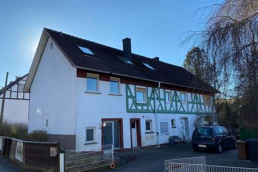 Straßenansicht - Zweifamilienhaus in 57334 Bad Laasphe, Banfe mit 300m² kaufen