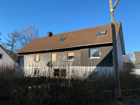Straßenansicht - Zweifamilienhaus in 57334 Bad Laasphe, Banfe mit 300m² kaufen