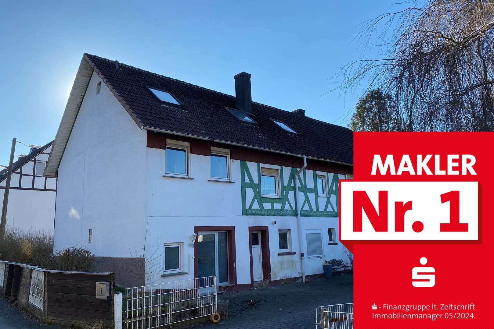 Straßenansicht - Zweifamilienhaus in 57334 Bad Laasphe, Banfe mit 300m² kaufen