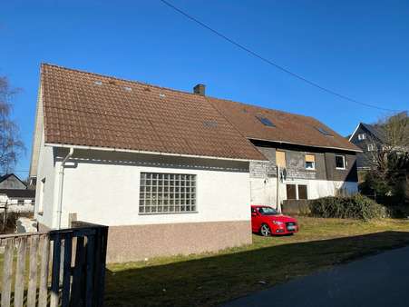 Straßenansicht mit Doppelgarage - Zweifamilienhaus in 57334 Bad Laasphe, Banfe mit 300m² kaufen