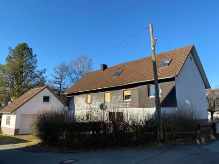 Straßenansicht mit Doppelgarage - Zweifamilienhaus in 57334 Bad Laasphe, Banfe mit 300m² kaufen