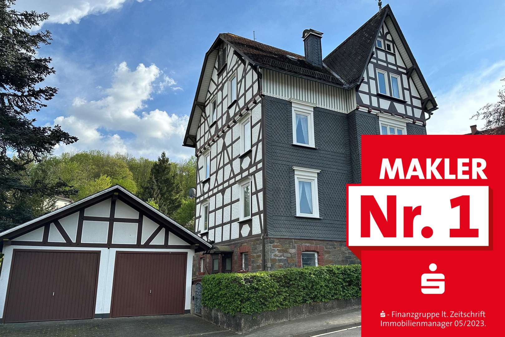 Straßenansicht mit Doppelgarage - Einfamilienhaus in 57334 Bad Laasphe mit 208m² kaufen