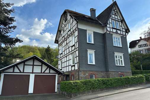 Straßenansicht mit Doppelgarage - Einfamilienhaus in 57334 Bad Laasphe mit 208m² kaufen