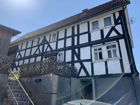 Straßenansicht - Einfamilienhaus in 57334 Bad Laasphe mit 80m² günstig kaufen