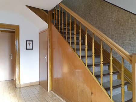 Eingangsbereich und Treppenhaus - Einfamilienhaus in 57339 Erndtebrück mit 180m² kaufen