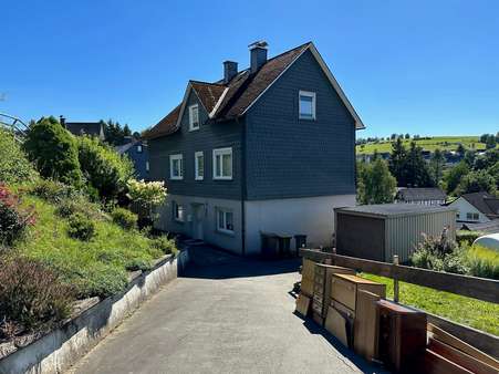Straßenansicht und Zufahrt - Einfamilienhaus in 57339 Erndtebrück mit 165m² kaufen