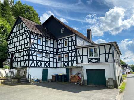 Straßenansicht mit Garage - Zweifamilienhaus in 57319 Bad Berleburg mit 230m² kaufen