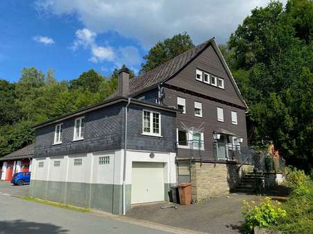 Straßenansicht mit Garage - Zweifamilienhaus in 57319 Bad Berleburg mit 230m² kaufen