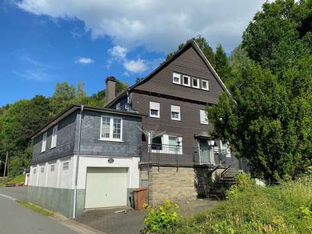 Straßenansicht mit Garage - Zweifamilienhaus in 57319 Bad Berleburg mit 230m² kaufen