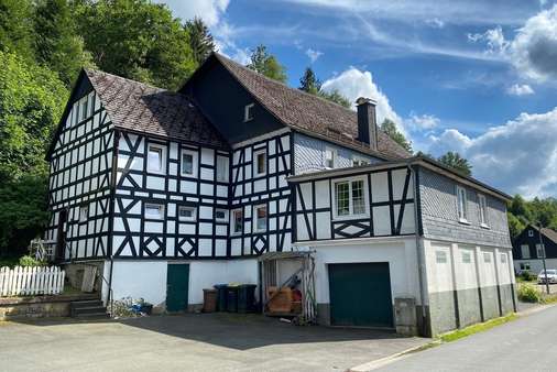 Straßenansicht mit Garage - Zweifamilienhaus in 57319 Bad Berleburg mit 230m² kaufen